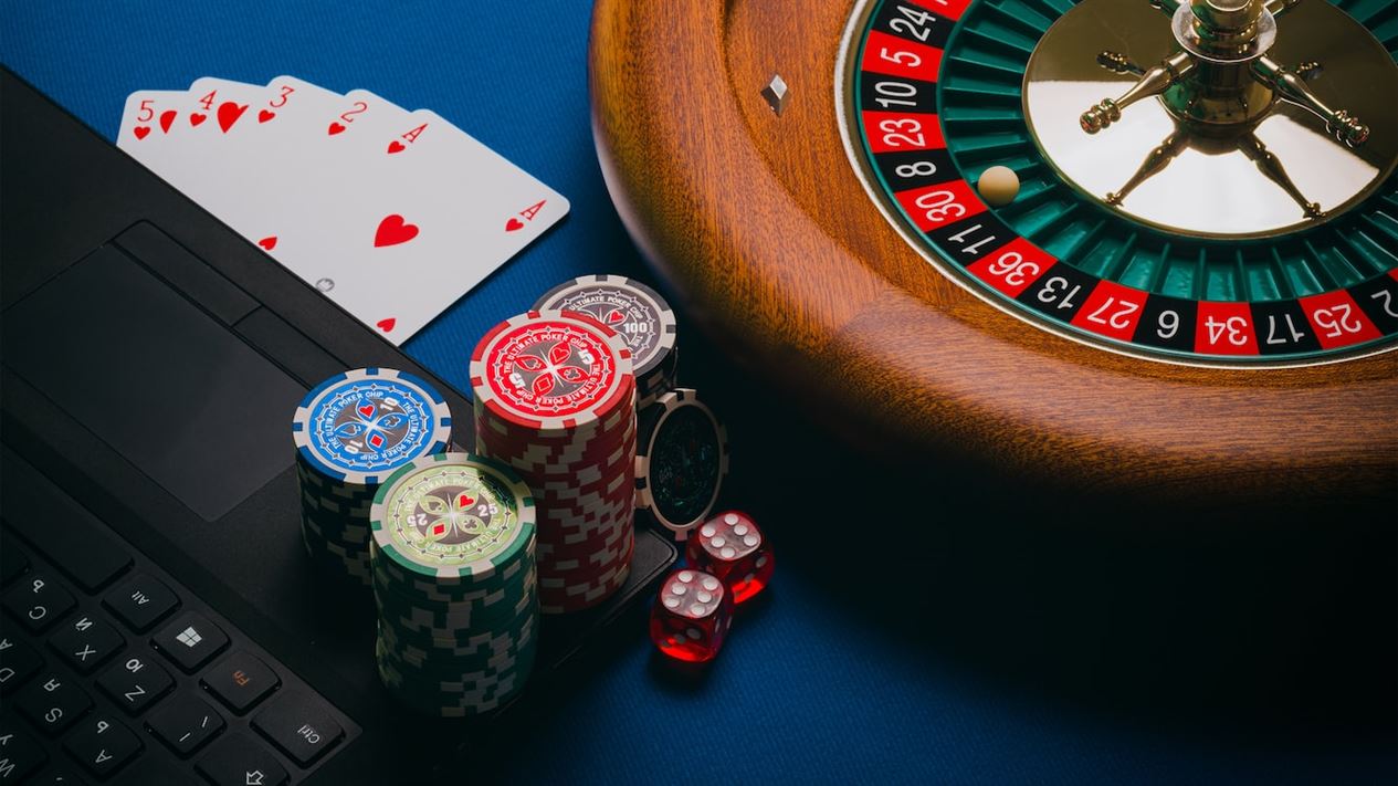 Table Etiquette in Online Poker: How to Be a Respected Virtual Player